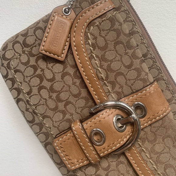 Tan coach wristlet - Picture 4 of 7